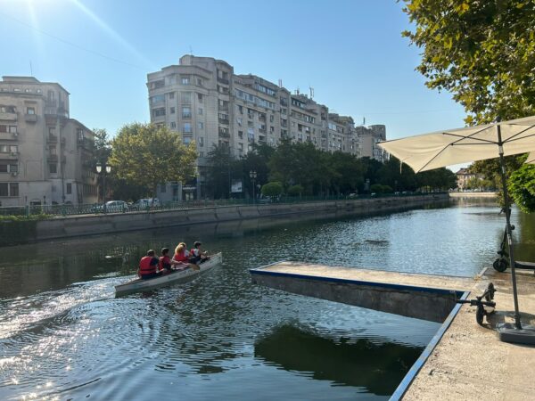 REPORTAJ | Orașul privit din oglinda Dâmboviței. Cum se vede Bucureștiul dintr-o canotcă, la câțiva metri sub nivelul asfaltului