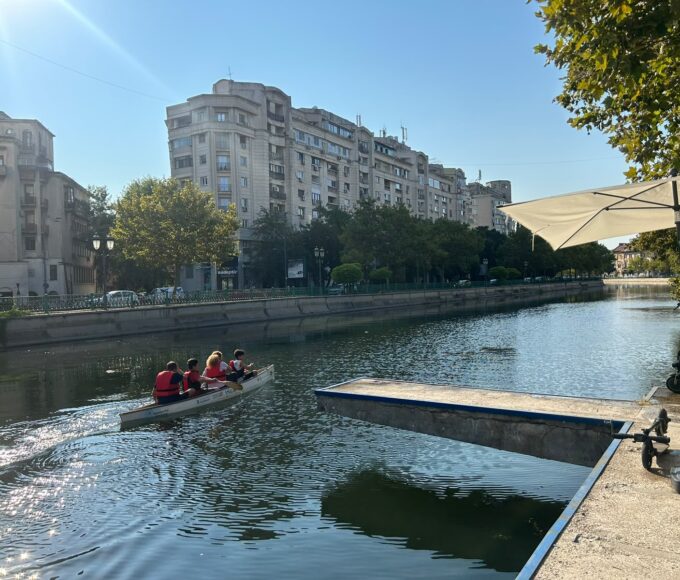 REPORTAJ | Orașul privit din oglinda Dâmboviței. Cum se vede Bucureștiul dintr-o canotcă, la câțiva metri sub nivelul asfaltului