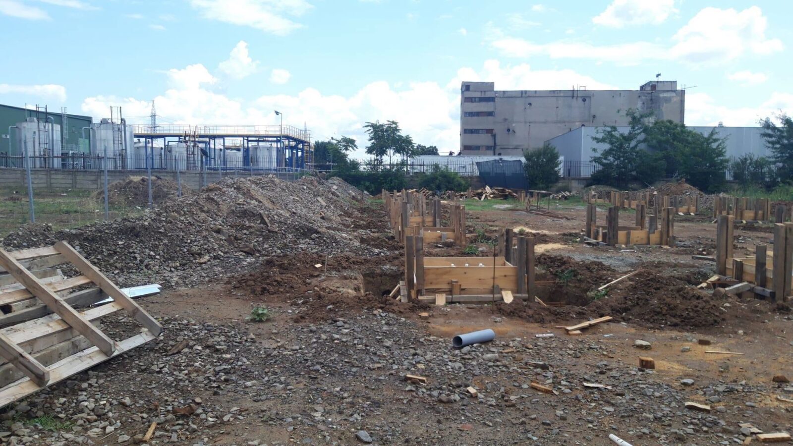 Firmă amendată cu 100.000 de lei pentru un șantier ilegal și obligată să desființeze lucrările. Construcția a început fără acte de mediu
