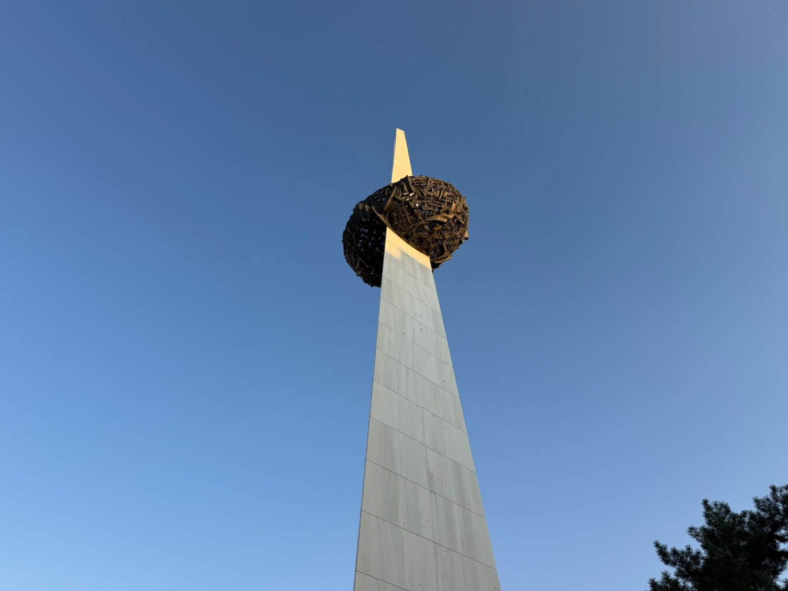 Monumentul Eroilor, cunoscut drept „cartoful pe băț” din Piața Revoluției, va intra în conservare. Valoarea contractului se ridică la aproape 40.000 de euro | FOTO: Deniz Garguli