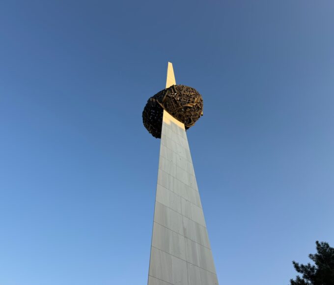 Monumentul Eroilor, cunoscut drept „cartoful pe băț” din Piața Revoluției, va intra în conservare. Valoarea contractului se ridică la aproape 40.000 de euro | FOTO: Deniz Garguli