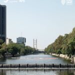 O nouă barieră ecologică pe Dâmbovița. „Șerpișorul” din bidoane care oprește gunoaiele în Regie