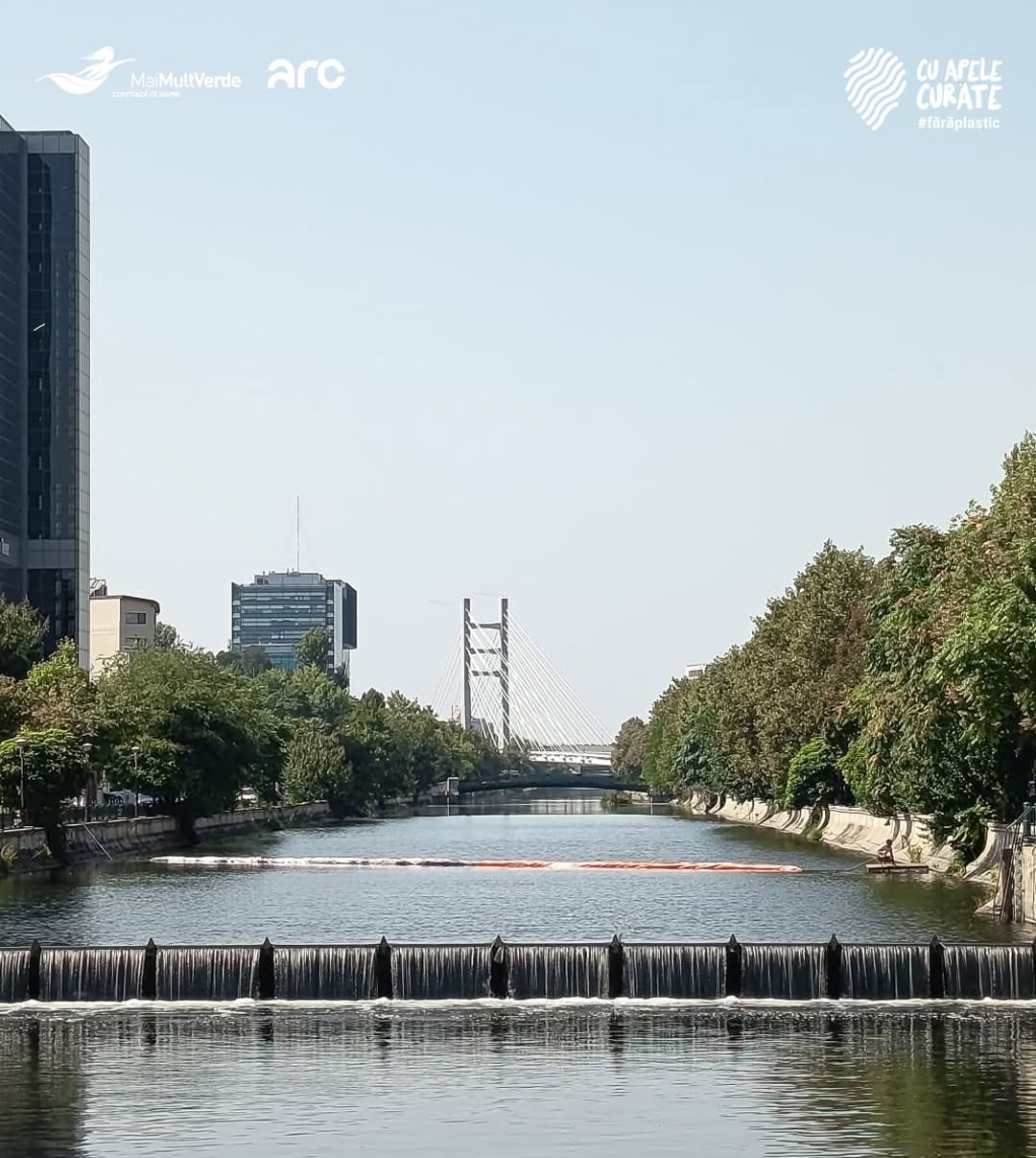 O nouă barieră ecologică pe Dâmbovița. „Șerpișorul” din bidoane care oprește gunoaiele în Regie