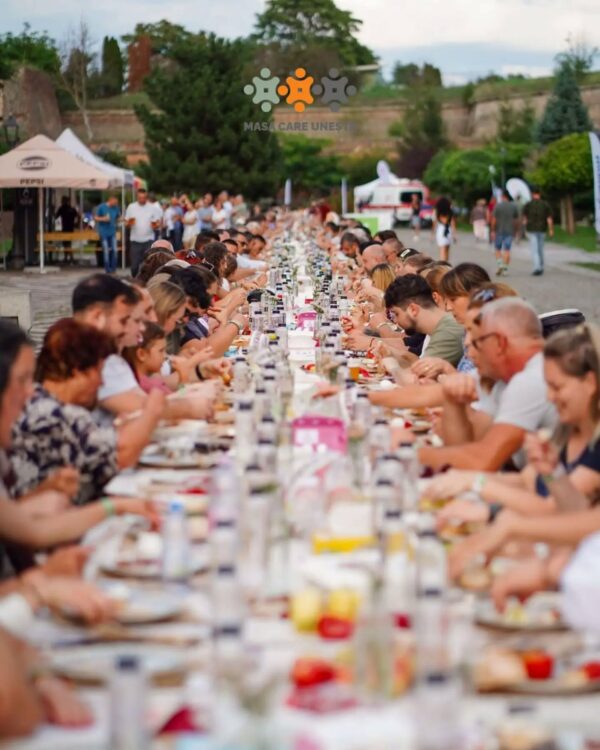 „Masa care unește”, în Piața Constituției, în acest weekend. Un nou record mondial și un Spital de Psihiatrie Pediatrică. FOTO: DGASPC 6