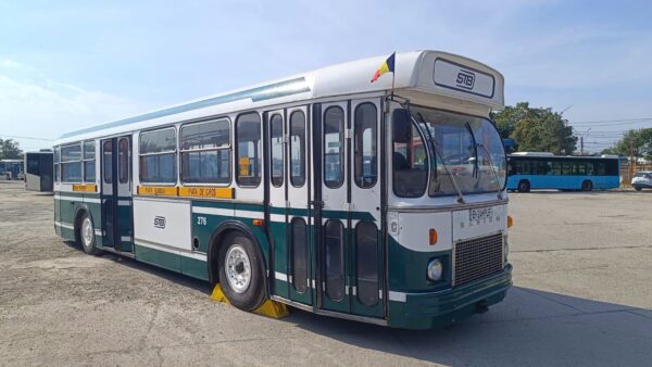 La plimbare cu vehiculele istorice prin Capitală. STB scoate la traseu un autobuz produs la finalul anilor '70 | FOTO: STB
