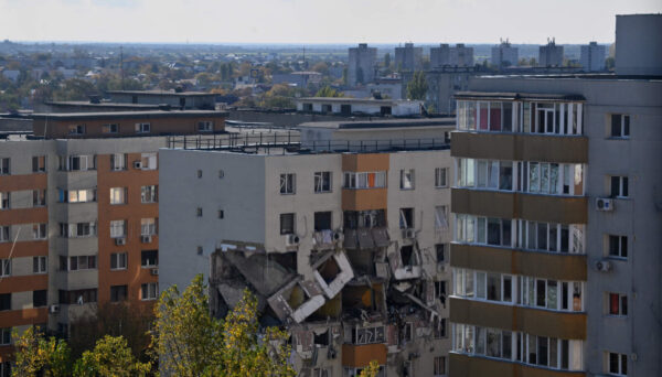 Începe demolarea etajelor superioare ale blocul din Rahova. Constructorul nu a putut monta stâlpi de susținere între nivelurile 6 - 8
