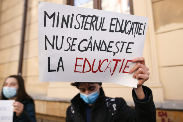 Elevii din toată țara protestează luni împotriva uniformelor obligatorii. Președintele CMEB: „Problemele din educație nu se vor epuiza dacă ne îmbrăcăm toți la fel”