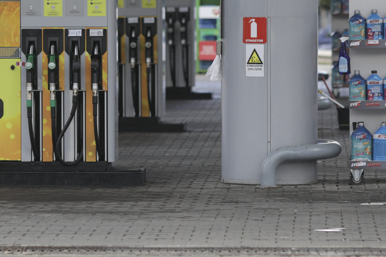 S-a atins un nou maxim la pompele din Capitală: benzina se apropie de 10 lei pe litru. Cel mai mic preț nu coboară sub 9,7 lei | FOTO: Inqaum Photos/Octav Ganea