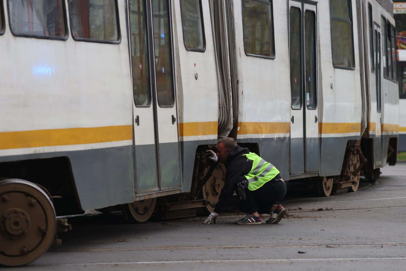Liniile 1 și 4 circulă deviat după ce un tramvai a deraiat la Șura Mare. O altă linie de troleibuz circulă deviată din cauza unui accident rutier | FOTO: Inquam Photos /George Călin