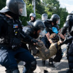 REPORTAJ | Transhumanța din online către Piața Victoriei. Cum au ajuns „oierii” de pe Facebook și TikTok să arunce cu borduri în jandarmi
