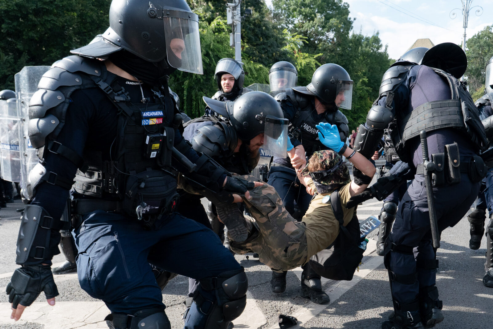 REPORTAJ | Transhumanța din online către Piața Victoriei. Cum au ajuns „oierii” de pe Facebook și TikTok să arunce cu borduri în jandarmi