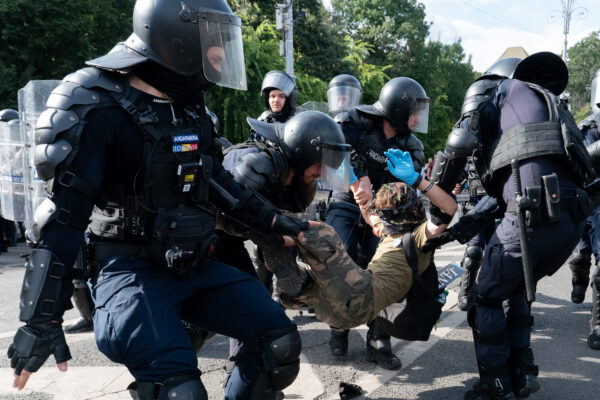 REPORTAJ | Transhumanța din online către Piața Victoriei. Cum au ajuns „oierii” de pe Facebook și TikTok să arunce cu borduri în jandarmi