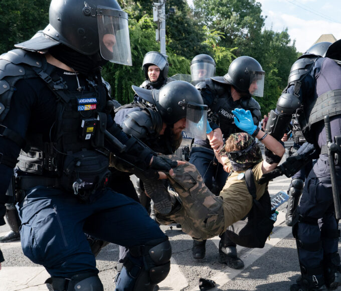 REPORTAJ | Transhumanța din online către Piața Victoriei. Cum au ajuns „oierii” de pe Facebook și TikTok să arunce cu borduri în jandarmi