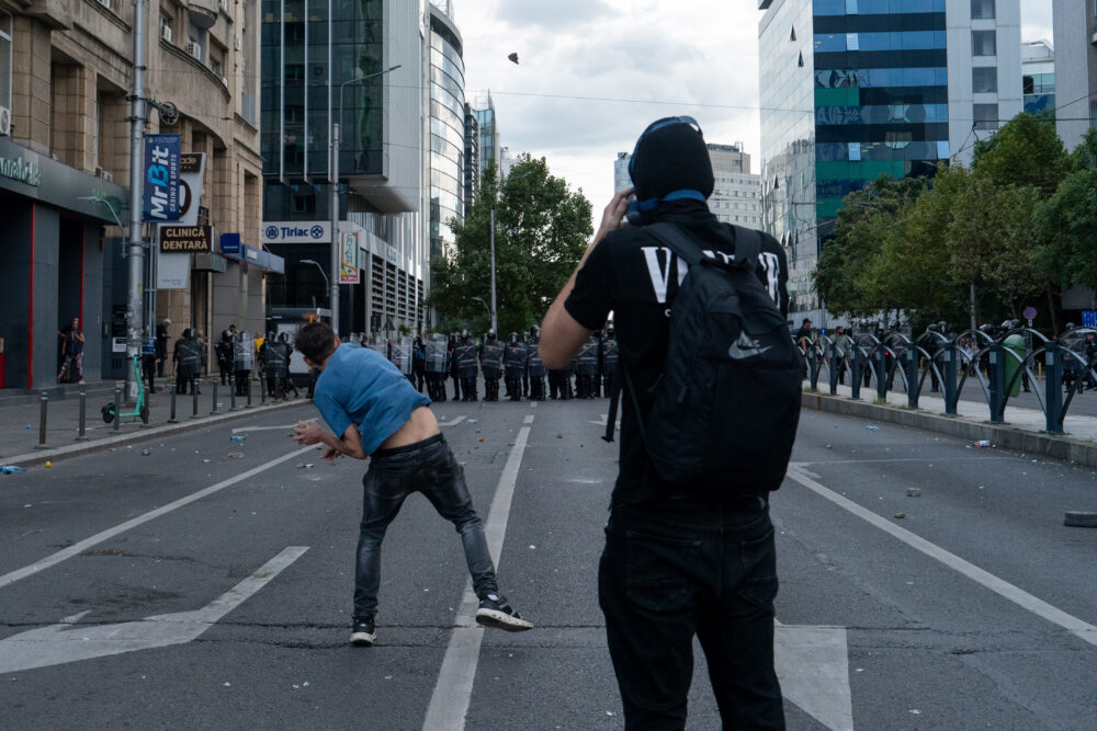 victoriei, protestul, bucurești, pietre, pavele, pavaje