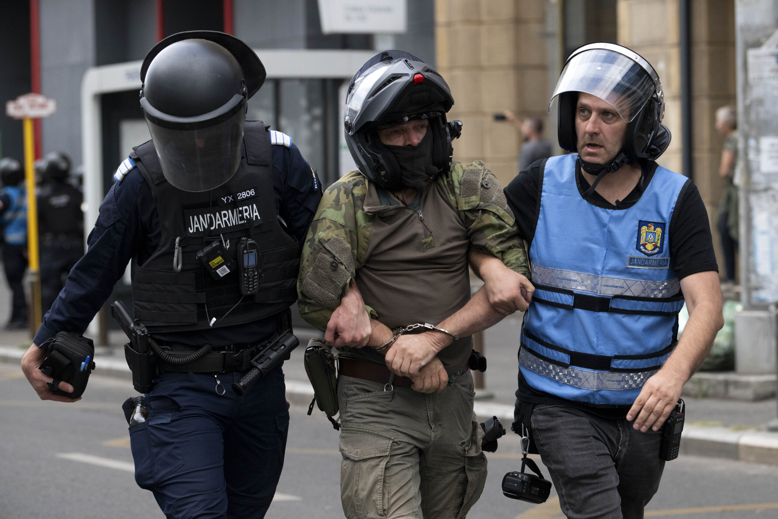 10 jandarmi, răniți „sub diferite forme” și zeci de audieri la poliție. Jandarmeria cere imagini video pentru identificarea agresorilor din Piața Victoriei
