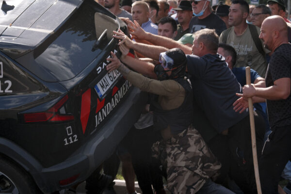 Trei dosare penale și 24 de amenzi în valoare de 46.000 de lei, după protestul oierilor din Piața Victoriei | FOTO: Anastasia Ehim / Inquam Photos