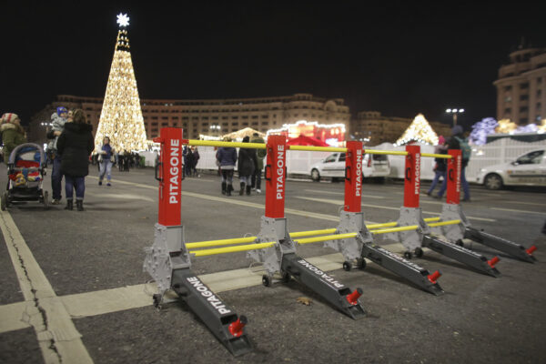 Administrația Străzilor București cumpără 20 de bariere antiteroriste. Valoarea contractului se ridică la peste 50.000 de euro | FOTO: Inquam Photos / Octav Ganea