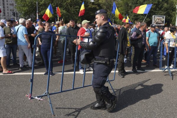 Trafic restricționat în centrul Bucureștiului pentru protestul fermierilor. Jandarmii au intervenit cu gaz lacrimogen
