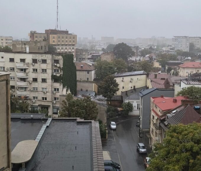 Vremea se răcește în București. ANM anunță ploi și intensificări ale vântului