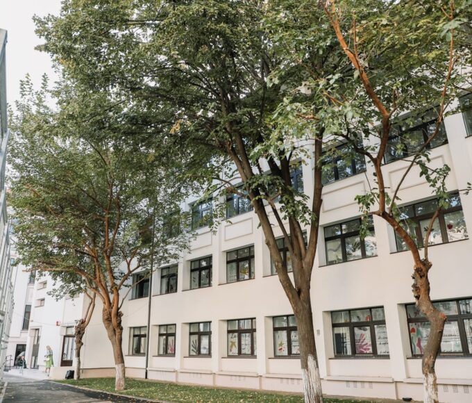 OPINIE | În amintirea anilor de liceu. Cum a fost prima zi de școală în care nu m-am mai întors în banca mea | FOTO: eminescubucuresti.ro