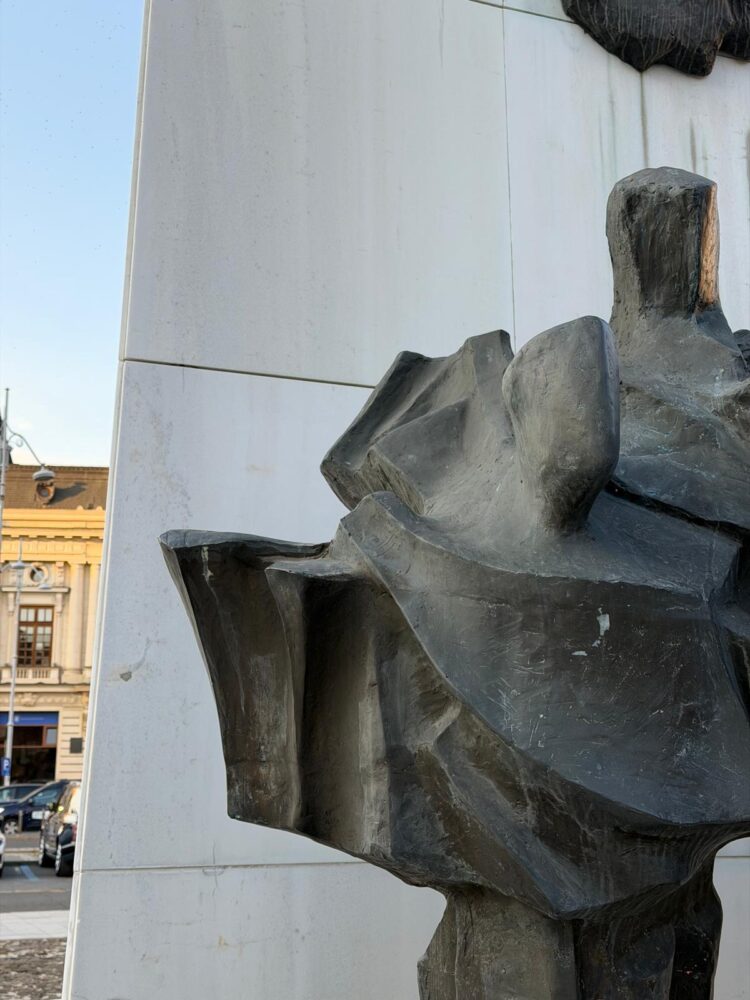 Aleea Biruinței / Monumentul din Piața Revoluției