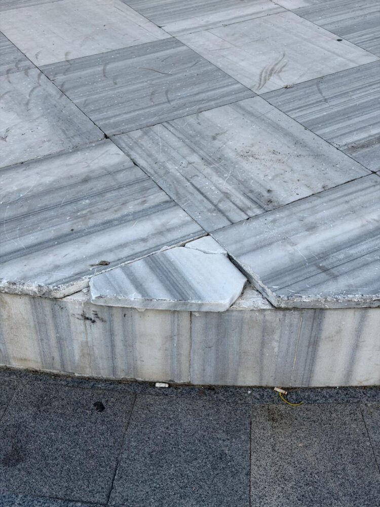 Aleea Biruinței / Monumentul din Piața Revoluției