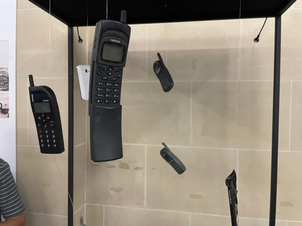 REPORTAJ | „Capsula timpului” de la Palatul Telefoanelor. Zeci de ani de evoluție telefonică, cuprinși într-o expoziție din centrul Capitalei