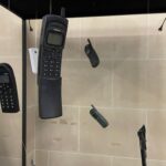 REPORTAJ | „Capsula timpului” de la Palatul Telefoanelor. Zeci de ani de evoluție telefonică, cuprinși într-o expoziție din centrul Capitalei