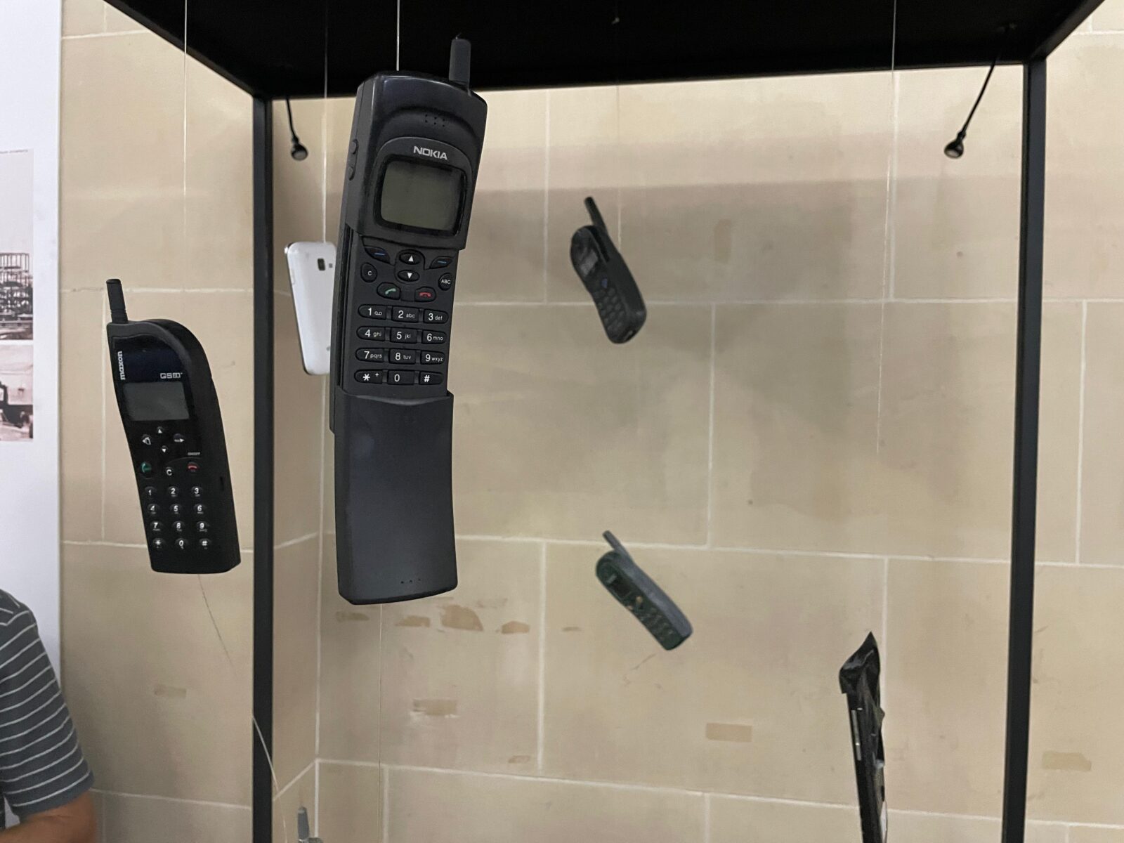 REPORTAJ | „Capsula timpului” de la Palatul Telefoanelor. Zeci de ani de evoluție telefonică, cuprinși într-o expoziție din centrul Capitalei