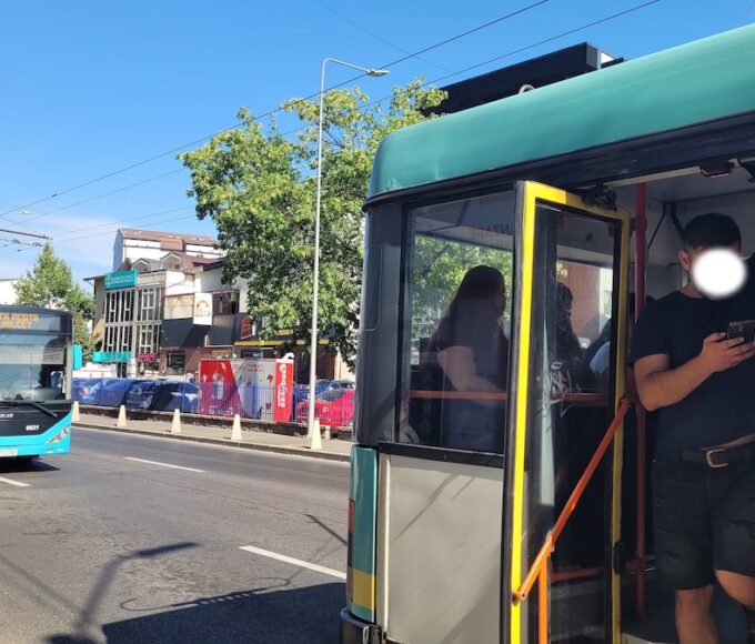 în stație în același timp