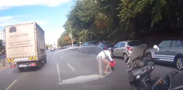 Un copil de câțiva ani, salvat dintre mașini, de pe prima bandă a Șoselei Mihai Bravu, de un motociclist. Protecția Copilului face verificări în cauză