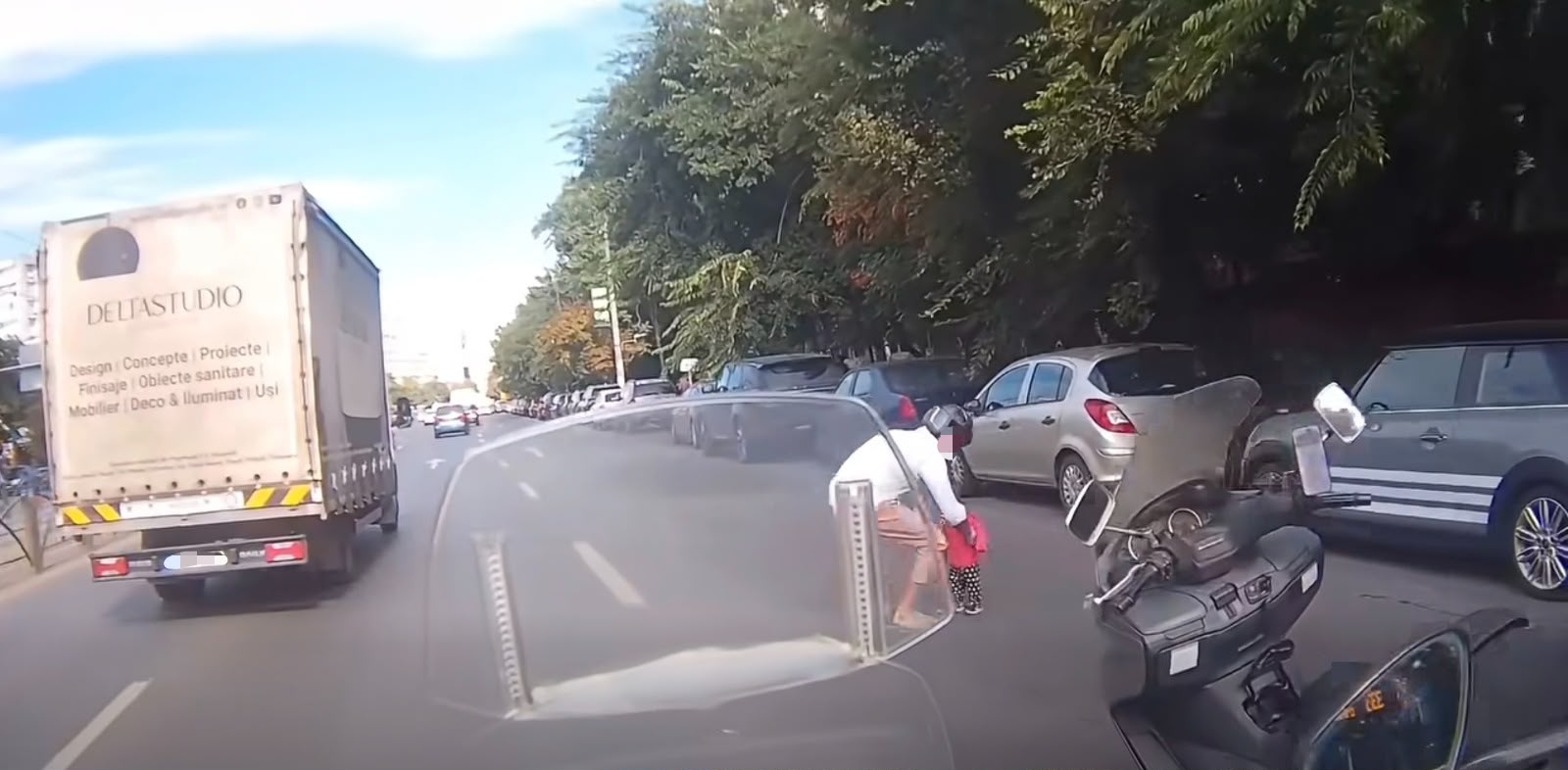 Un copil de câțiva ani, salvat dintre mașini, de pe prima bandă a Șoselei Mihai Bravu, de un motociclist. Protecția Copilului face verificări în cauză