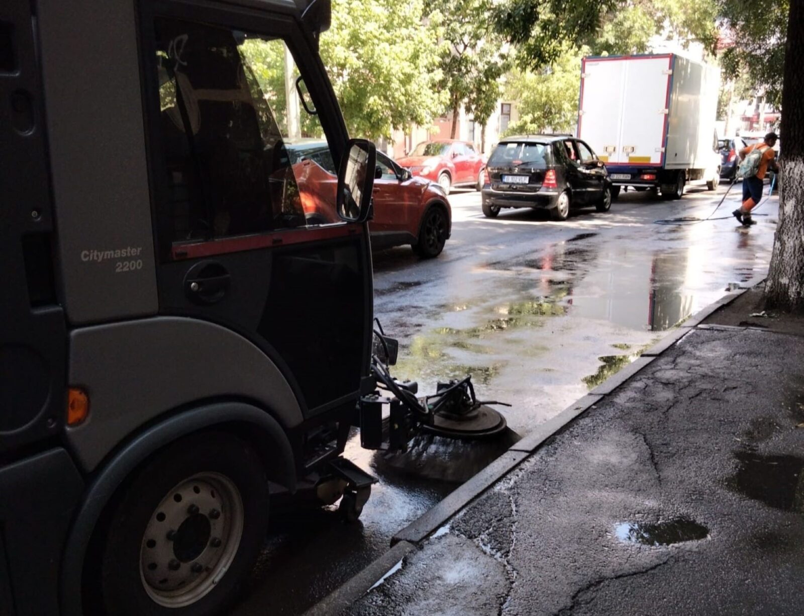 Primăria Sectorului 2 continuă „curățenia la bordură” pe Șoseaua Colentina. FOTO: PS2
