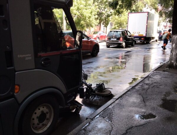 Primăria Sectorului 2 continuă „curățenia la bordură” pe Șoseaua Colentina. FOTO: PS2