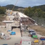VIDEO | A început lansarea tablierului metalic al Viaductului 23 aflat pe Secțiunea 3 din Autostrada A1, cea care va lega Bucureștiul de Sibiu