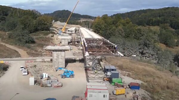 VIDEO | A început lansarea tablierului metalic al Viaductului 23 aflat pe Secțiunea 3 din Autostrada A1, cea care va lega Bucureștiul de Sibiu