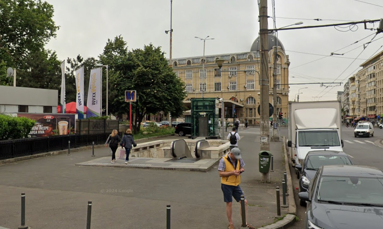 O cale de acces în stația de merou Gara de Nord 1 va fi închisă, până la începutul lunii octombrie. Se fac lucrări de reparații. FOTO: Captură Google Street View