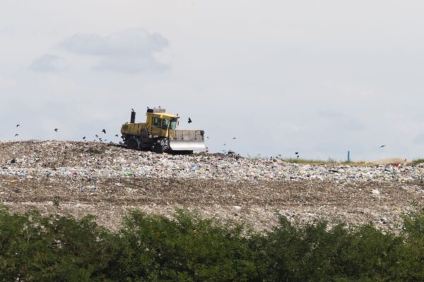 Petiție pentru închiderea gropii de gunoi Vidra, după mirosurile insuportabile din sudul Capitalei. Se cere și extinderea rețelei de monitorizarea a calității aerului în Sectorul 4