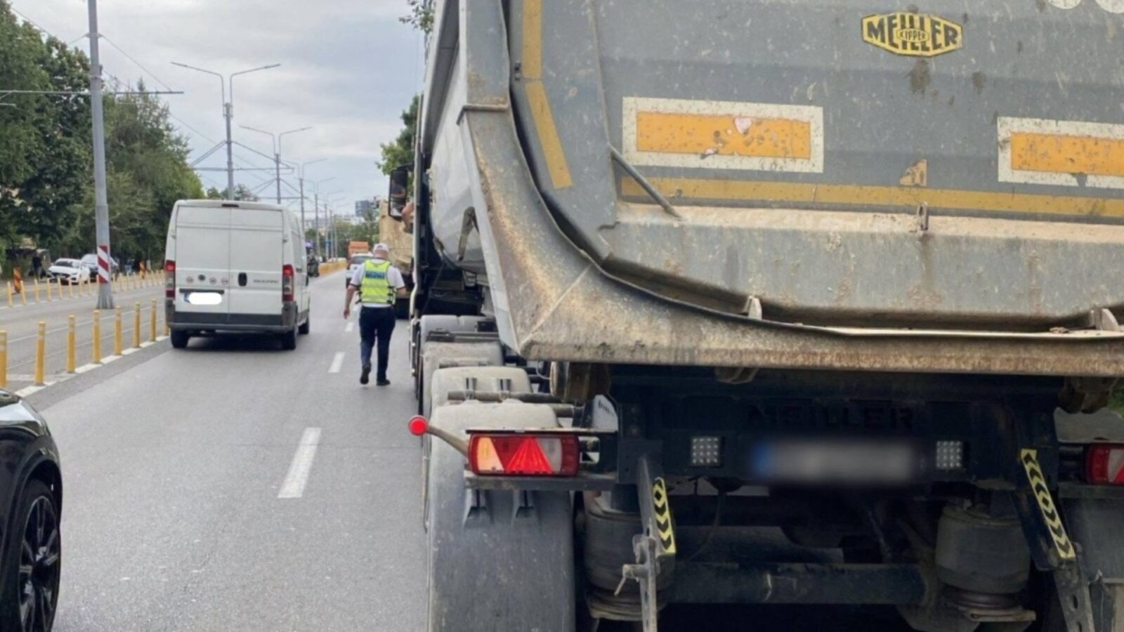 Restricțiile orare pentru camioanele și utilajele care ajung în București ar putea dispărea. Noul regulament privind circulația vehiculelor de mare tonaj, pe masa CGMB