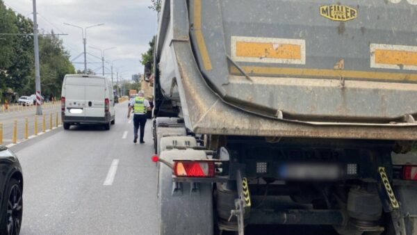 Restricțiile orare pentru camioanele și utilajele care ajung în București ar putea dispărea. Noul regulament privind circulația vehiculelor de mare tonaj, pe masa CGMB