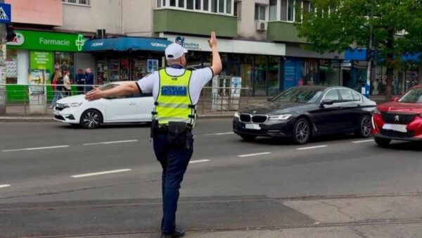 Plan de fluidizare a traficului din București, în prima zi de școală: Polițiștii dirijează circulația în intersecțiile aglomerate din oraș
