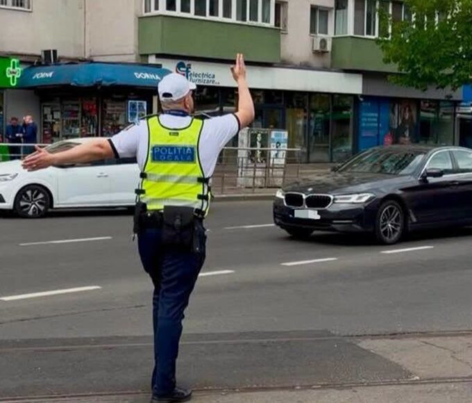 Plan de fluidizare a traficului din București, în prima zi de școală: Polițiștii dirijează circulația în intersecțiile aglomerate din oraș