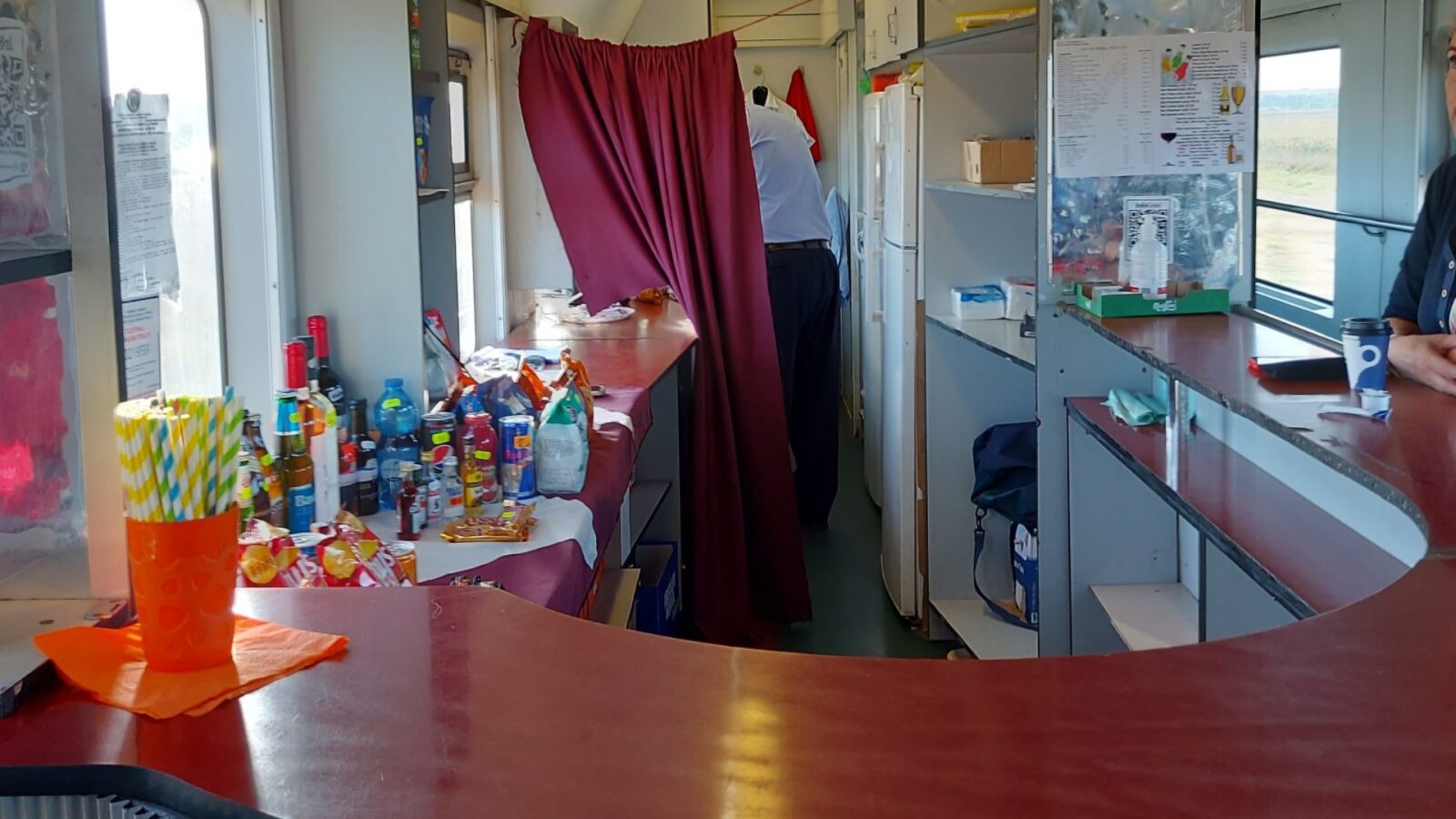 CFR mută vagoanele bar de pe trenurile spre litoral. Pe ce rute pot fi găsite