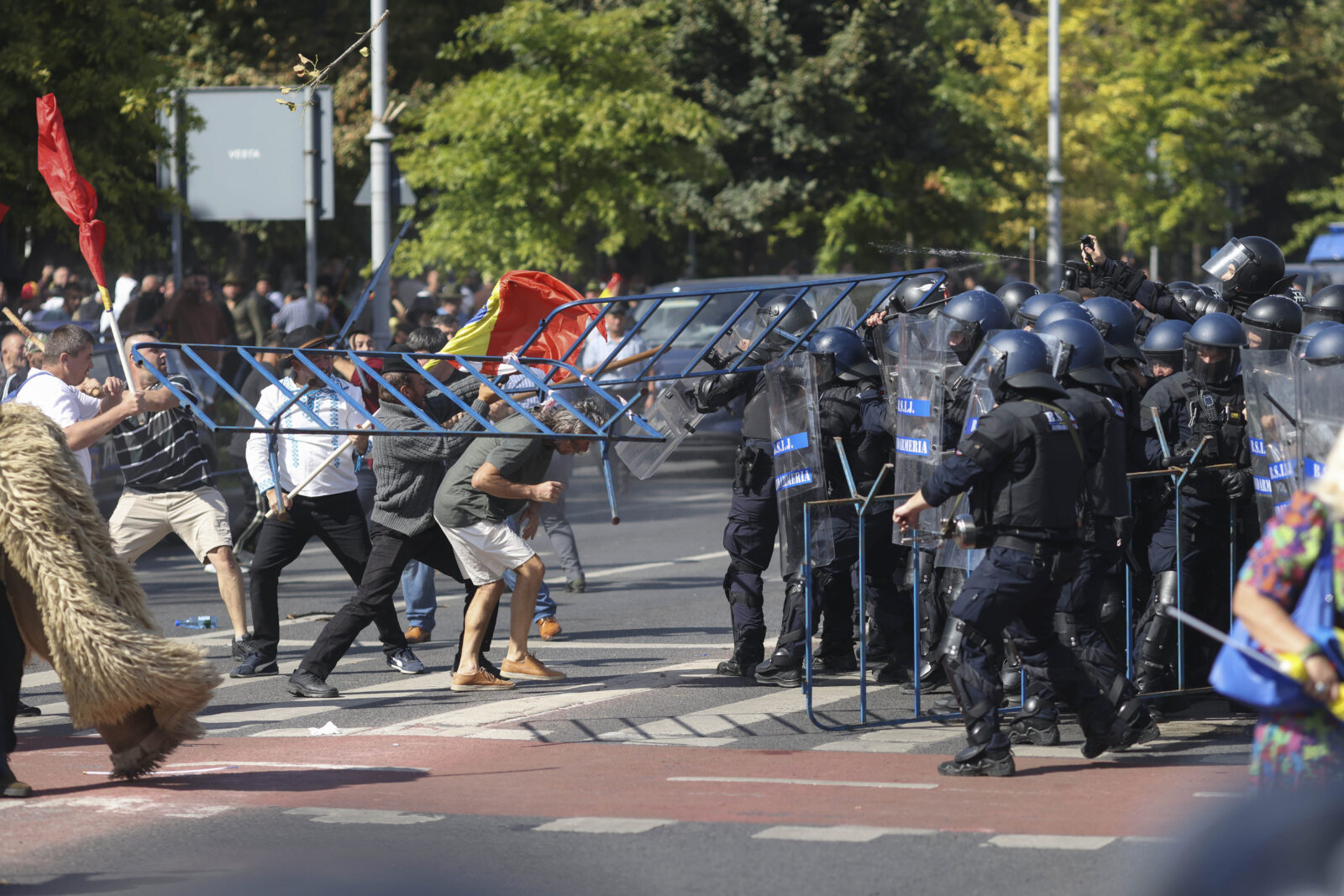 Cinci persoane arestate și amenzi de peste 66.000 de lei în urma protestului violent din Piața Victoriei