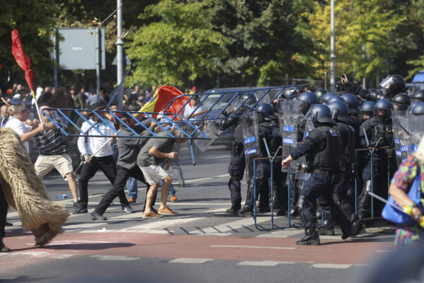 Cinci persoane arestate și amenzi de peste 66.000 de lei în urma protestului violent din Piața Victoriei
