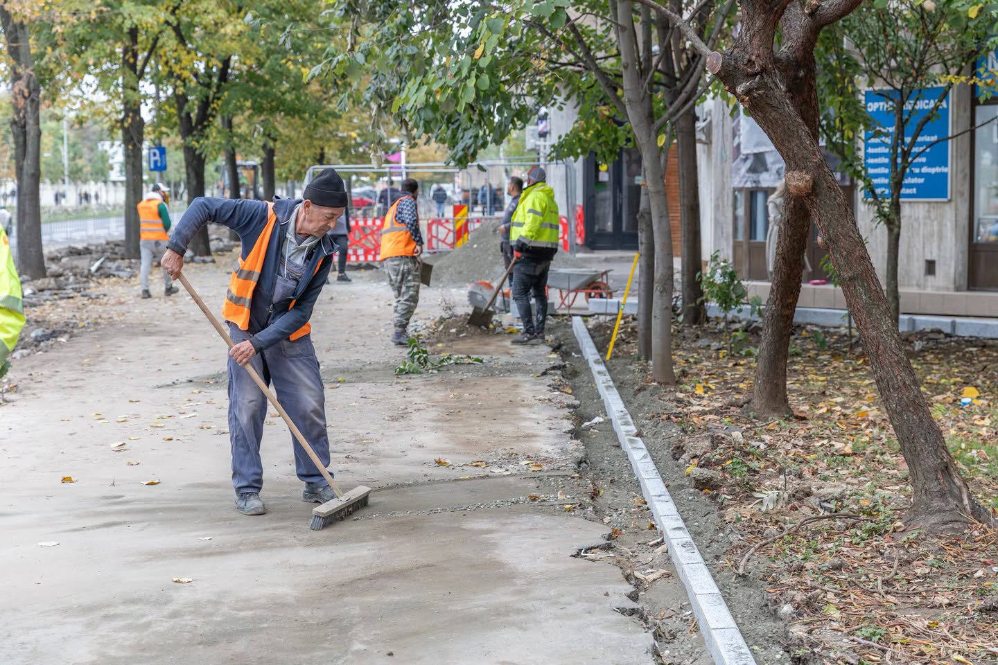 Se refac trotuarele pe Calea 13 Septembrie. PMB: Sunt primele intervenții după 1989