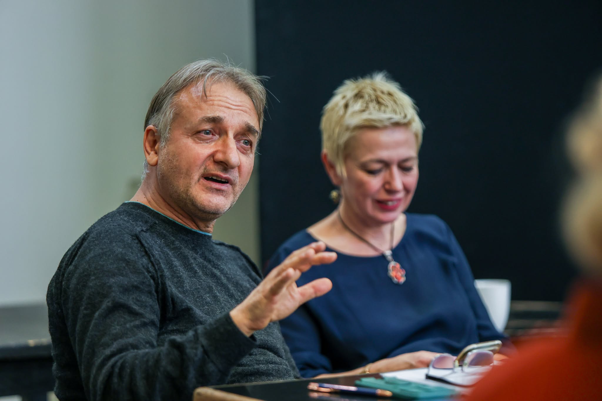 Regizor acuzat de agresiune sexuală și șantaj, angajat la Teatrul Național București | Cultura la Dubă