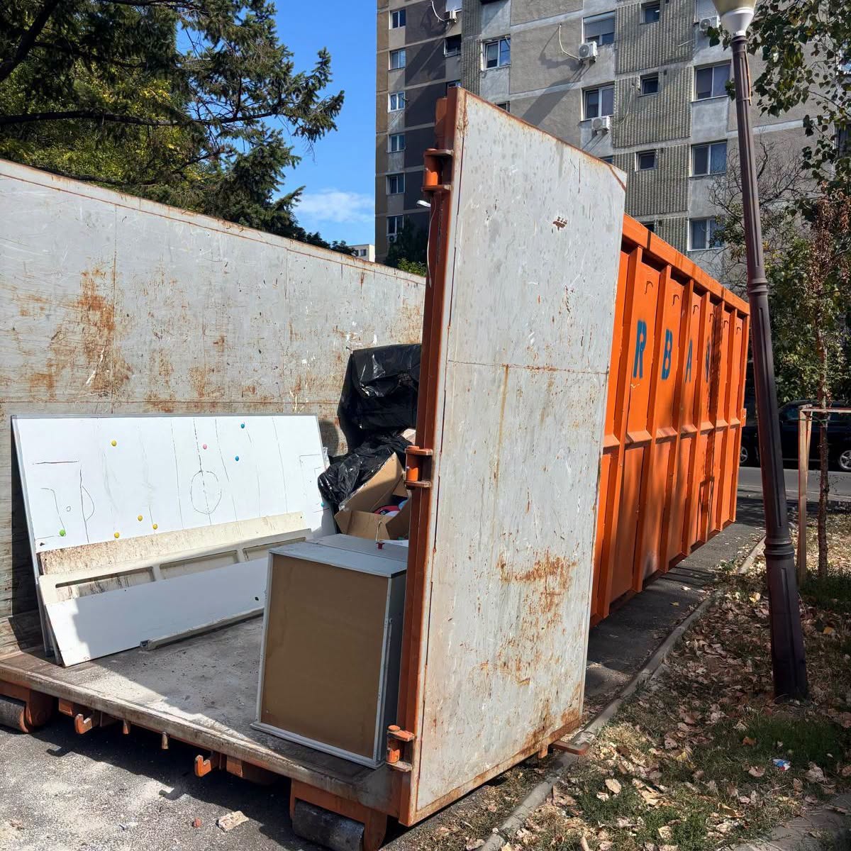 Campania de colectare gratuită a deșeurilor voluminoase continuă în Sectorul 6. Unde sunt amplasate containerele săptămâna aceasta