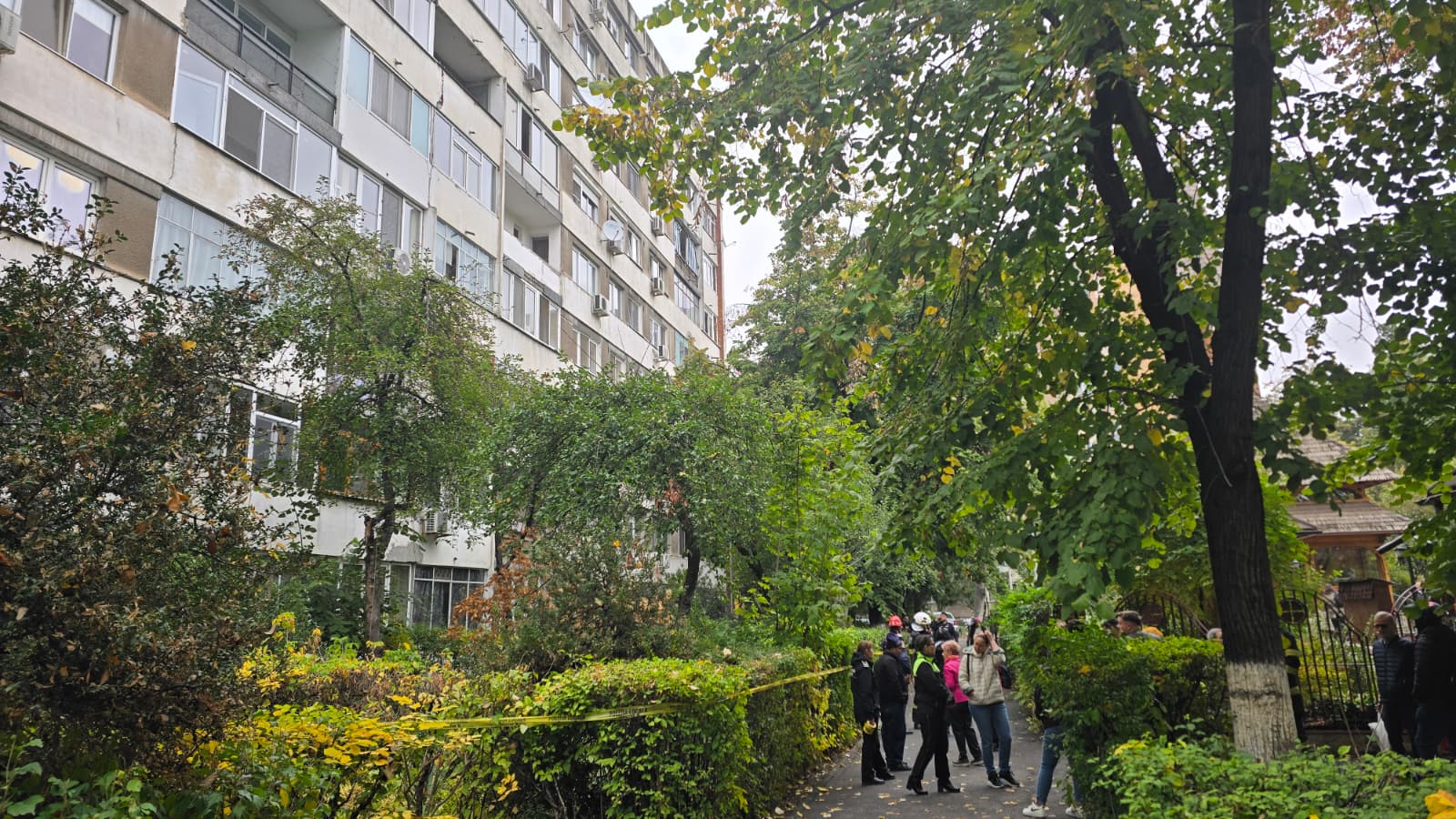 FOTO | Oameni evacuați dintr-un bloc din Drumul Taberei. Locatarii spun că fisura a apărut după cutremurul de luni