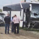 Accident grav pe DN1, între un autobuz și o autoutilitară. Două persoane au rămas încarcerate, a intervenit și un elicopter SMURD